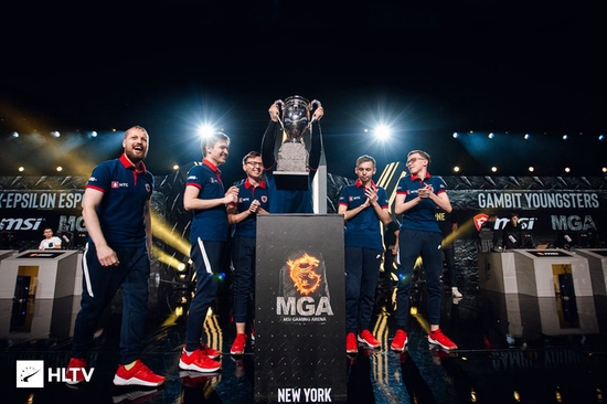 大连腹肌哥的传奇：从海军陆战队蛙人到天津特警的风采